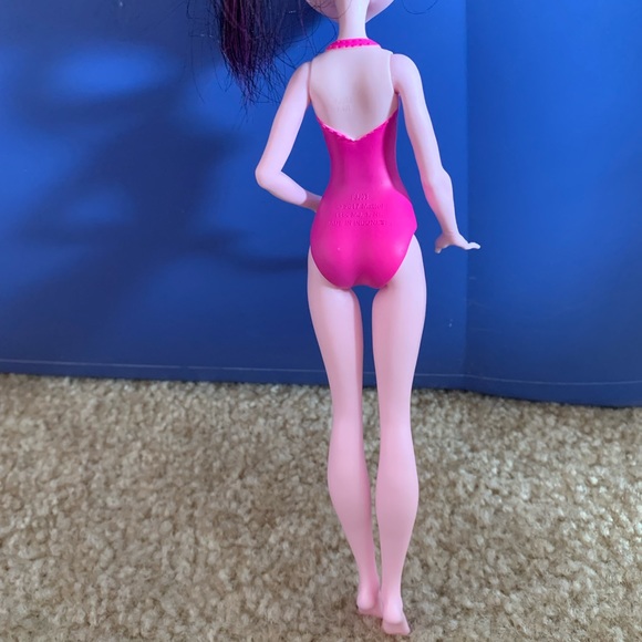 MONSTER HIGH DRACULAURA PINK SWIMSUIT DOLL - Picture 5 of 6